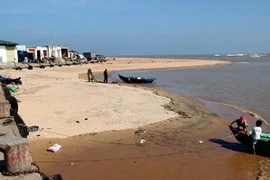 Cảng cá Phường 6 bị bồi lấp nặng gây khó khăn cho ngư dân. (Ảnh: Thế Lập/TTXVN)