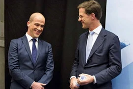 Thủ tướng Hà Lan Mark Rutte (phải) ở cuộc họp báo thông báo kết quả lập chính phủ liên minh ở La Hay. (Nguồn: Reuters) 