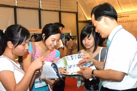 Học sinh, sinh viên Việt Nam tìm hiểu các điều kiện du học Hàn Quốc. (Ảnh: Bích Ngọc/TTXVN) 