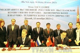 Phó Thủ tướng thứ nhất I.I.Shuvalov và Phó Thủ tướng Hoàng Trung Hải ký biên bản Khóa họp. (Ảnh: Trọng Đức/TTXVN)