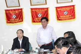 Cuộc họp khẩn cấp về vụ cháy nổ xảy ra tại công ty Hợp Thành sáng nay. (Ảnh: Lê Sơn/Vietnam+) 