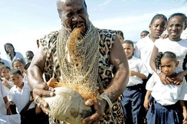 Ông Andres Gardin biểu diễn khả năng "gọt" vỏ dừa bằng răng trước đám đông. (Nguồn: Getty Images)
