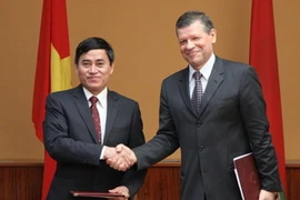 Thứ trưởng Công Thương Lê Dương Quang (bên trái) và Thứ trưởng Ngoại giao Belarus Rybakov V.B. tại lễ ký Biên bản hợp tác sau khóa họp. (Ảnh: Cao Cường/Vietnam+) 