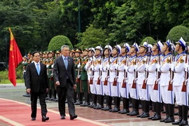 Thủ tướng Nguyễn Tấn Dũng và Thủ tướng Singapore Lý Hiển Long duyệt đội danh dự Quân đội Nhân dân Việt Nam. (Ảnh: Đức Tám/TTXVN)