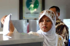 Một cử tri nữ Indonesia đi bỏ phiếu trong cuộc bầu cử quốc hội Indonesia năm 2009. (Nguồn: Xinhua) 