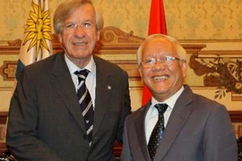 Chủ tịch UBND TP Hồ Chí Minh Lê Hoàng Quân tiếp Phó Tổng thống Danilo Astori. (Ảnh: Thanh Vũ/TTXVN)