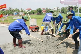 Thanh niên Thủ đô tích cực làm đường giao thông nông thôn ở Phùng Xá, Thạch Thất, Hà Nội. (Nguồn: Thành đoàn Hà Nội)