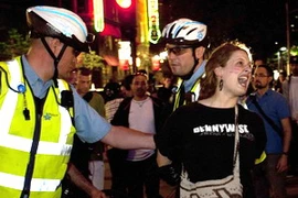 Một sinh viên tham gia biểu tình bị cảnh sát bắt giữ. (Nguồn: Reuters)