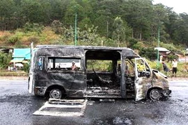 Một vụ cháy ôtô trên đường phố. (Nguồn: TTXVN) 