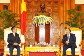 Phó Thủ tướng Nguyễn Xuân Phúc tiếp ông Nam Viyaketh, Bộ trưởng Bộ Công Thương Lào. (Ảnh: An Đăng/TTXVN)