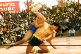 Miếng đánh tuyệt chiêu của đô vật Yên Nội Phí Hữu Tình (tại giải Vô địch vật toàn quốc 1993). (Nguồn: báo Hà Nội mới)