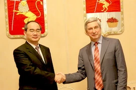 Phó Thủ tướng Nguyễn Thiện Nhân gặp Phó chủ tịch thứ nhất Duma quốc gia Nga Melnikov. (Ảnh: Cao Cường/Vietnam+)