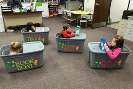 Học sinh lênh đênh trên những 'chiếc thuyền' tri thức. (Nguồn: Boredpanda)