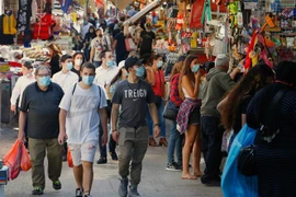 Người dân đeo khẩu trang phòng lây nhiễm COVID-19 tại một khu chợ ở Tel Aviv, Israel, ngày 7/5/2020. (Ảnh: AFP/ TTXVN)