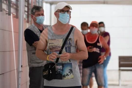 Người dân chờ làm xét nghiệm COVID-19 tại Barcelona, Tây Ban Nha, ngày 10/8/2020. (Ảnh: AFP/TTXVN)