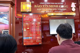 Bảng niêm yết giá vàng tại Công ty vàng bạc Bảo Tín Minh Châu, phố Trần Nhân Tông, Hà Nội, sáng 27/7. (Ảnh: Trần Việt/TTXVN)