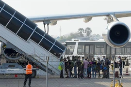Hành khách tại sân bay quốc tế Phnom Penh, Campuchia ngày 3/4/2020. (Ảnh: AFP/ TTXVN)