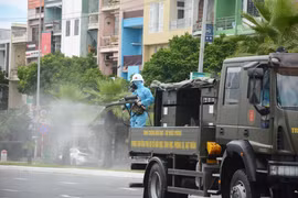 Xe chuyên dụng thực hiện phun hóa chất ở trên một số tuyến đường quận Sơn Trà. (Ảnh: Văn Dũng/TTXVN)