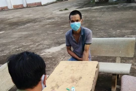 Đối tượng Cường bị cơ quan chức năng bắt giữ. (Ảnh: Đậu Tất Thành/Vietnam+)