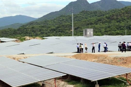 Dự án điện mặt trời Nhị Hà thi công trên vùng núi đá ở xã Nhị Hà, huyện Thuận Nam đã được đưa vào vận hành. (Ảnh: Công Thử/TTXVN)