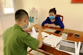 Đối tượng Lê Thị Minh Khánh tại cơ quan công an. (Ảnh: TTXVN phát)
