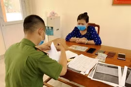 Đối tượng Lê Thị Minh Khánh tại cơ quan công an. (Ảnh: TTXVN phát)