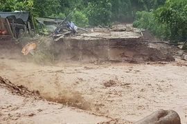 Lũ chia cắt đường đi tại xã Nậm Nhừ, huyện Nậm Pồ. (Ảnh: Xuân Tư/TTXVN)