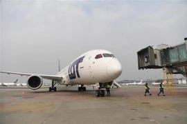 Máy bay 787-9 Dreamliner của Boeing tại sân bay Warsaw, Ba Lan, ngày 29/3. (Ảnh: PAP/ TTXVN)