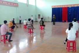 Người dân được tuyên truyền, hướng dẫn cách phòng, chống dịch COVID-19 cũng như được chăm sóc tận tình tại khu cách ly của Trung tâm Huấn luyện, Bồi dưỡng kiến thức Quốc phòng, An ninh thuộc Trung đoàn Bộ binh 991 (Bộ Chỉ huy Quân sự tỉnh Gia Lai). (Ảnh: 