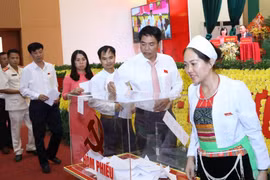 Các đại biểu bỏ phiếu bầu Ban Chấp hành Đảng bộ huyện Quốc Oai, nhiệm kỳ 2020-2025. (Ảnh: Văn Điệp/TTXVN)