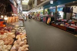 Cảnh vắng vẻ tại một khu chợ ở Seoul, Hàn Quốc, trong bối cảnh dịch COVID-19 lan rộng, ngày 24/8/2020. (Ảnh: Yonhap/ TTXVN)