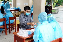 Từ khi dịch COVID-19 xuất hiện trở lại, Bộ Y tế đã tập trung mọi nỗ lực giúp Đà Nẵng nhanh chóng cách ly, khoanh vùng, xét nghiệm và điều trị cho bệnh nhân COVID-19. (Ảnh: TTXVN phát)