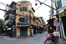 Cảnh vắng vẻ tại phố Tạ Hiện do các quán bar, vũ trường, club...tạm thời đóng cửa để phòng, chống dịch. (Ảnh: Danh Lam/TTXVN)