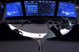Phi hành gia Bob Behnken và Doug Hurley trên tàu vũ trụ Crew Dragon ngoài không gian sau khi tách khỏi Trạm vũ trụ quốc tế ISS ngày 1/8/2020. (Ảnh: AFP/ TTXVN)