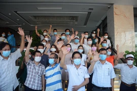 Các y, bác sỹ vẫy chào mọi người sau khi hoàn thành nhiệm vụ hỗ trợ thành phố Đà Nẵng phòng, chống dịch COVID-19. (Ảnh: Văn Dũng/TTXVN)