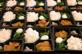 Đối với hàng chục nghìn người hoạt động trong các cơ sở y tế, các khu cách ly tập trung thì việc đảm bảo an toàn vệ sinh thực phẩm phòng chống dịch của các suất ăn sẵn là rất quan trọng. (Ảnh: Quốc Dũng/TTXVN)