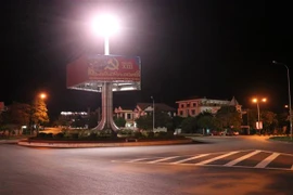Vòng xuyến giao nhau giữa đường Hùng Vương và Lý Thường Kiệt, thành phố Đông Hà vắng người và phương tiện lưu thông. (Ảnh: Nguyên Lý/TTXVN)