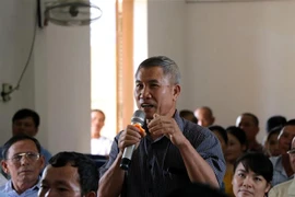 Người dân đưa ra kiến nghị về việc ô nhiễm môi trường. (Ảnh: Thanh Hải/TTXVN)