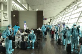 Công dân Việt Nam chờ lên máy bay trở về nước, tại sân bay Incheon, Hàn Quốc. (Ảnh: TTXVN phát)