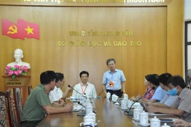 Thứ trưởng Bộ Giáo dục và Đào tạo, Trưởng ban chỉ đạo cấp quốc gia Nguyễn Hữu Độ làm việc với Ban chỉ đạo thi tỉnh Hưng Yên. (Ảnh: Đinh Tuấn/TTXVN)