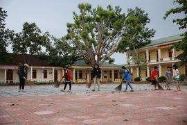 Năm học này Trường PT Dân tộc bán trú THCS Lạng Khê, huyện Con Cuông được tu sửa khang trang, sân trường được lát gạch sạch sẽ. (Ảnh: Bích Huệ/TTXVN)