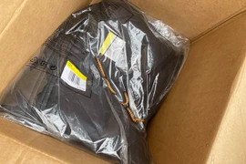 Gói quần áo với những con sâu bò lổm ngổm bên trong. (Nguồn: Fox News)