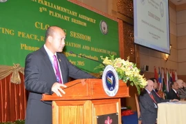 Nghị sỹ Hun Many đọc Tuyên bố Phnom Penh tại phiên bế mạc Hội nghị lần thứ 8 các Nghị viện châu Á. (Ảnh: Trần Chí Hùng/Vietnam+)