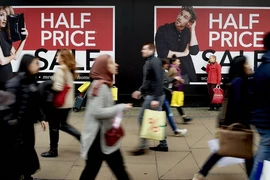 Các cửa hàng ở London giảm giá mạnh nhằm thu hút khách hàng tới mua sắm trong Ngày tặng quà. (Nguồn: AFP/TTXVN)
