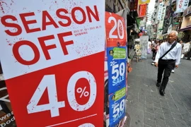 Quảng cáo hạ giá tại một cửa hàng ở trung tâm kinh doanh thủ đô Seoul. (Nguồn: AFP/TTXVN)