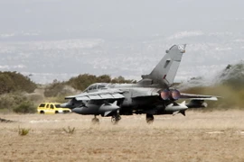 Máy bay Tornado GR4 cura Không lực Hoàng gia Anh cất cánh từ căn cứ không quân Akrotiri RAF ở ngoại ô thành phố Limassol, Cyprus. (Nguồn: AFP/TTXVN)