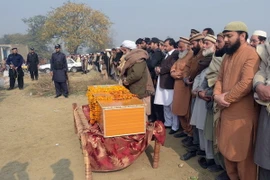 Họ hàng và người thân cầu nguyện cho các nạn nhân thiệt mạng trong vụ tấn công trường đại học ở Charsadda. (Nguồn: AFP/TTXVN)