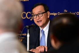Ông Sam Rainsy (giữa) trả lời báo giới tại thủ đô Tokyo của Nhật Bản ngày 10/11. (Nguồn: AFP/TTXVN)