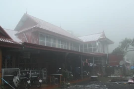 Tuyết rơi phủ trắng mái nhà của người dân huyện Vân Hồ, tỉnh Sơn La. (Ảnh: Lê Hữu Quyết/TTXVN)