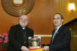 Chủ tịch Mặt trận Tổ quốc Việt Nam Nguyễn Thiện Nhân tặng Đức Hồng y Reinhard Marx mô hình trống đồng. (Ảnh: Nguyễn Dân/TTXVN)